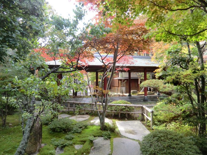 紅葉の庭園　裏門から